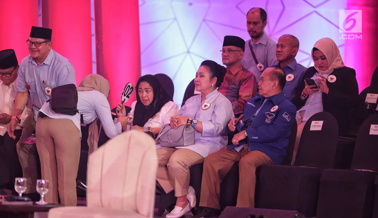 Wakil Ketua DPP Partai Gerindra, Rachmawati Soekarnoputri, Waketum Partai Berkarya Siti Hediati Hariyadi dan Waketum Partai Demokrat Syarief Hasan sebelum Debat Capres Cawapres 2019 di Hotel Bidakara, Jakarta, Kamis (17/1). (Liputan6.com/Faizal Fanani)