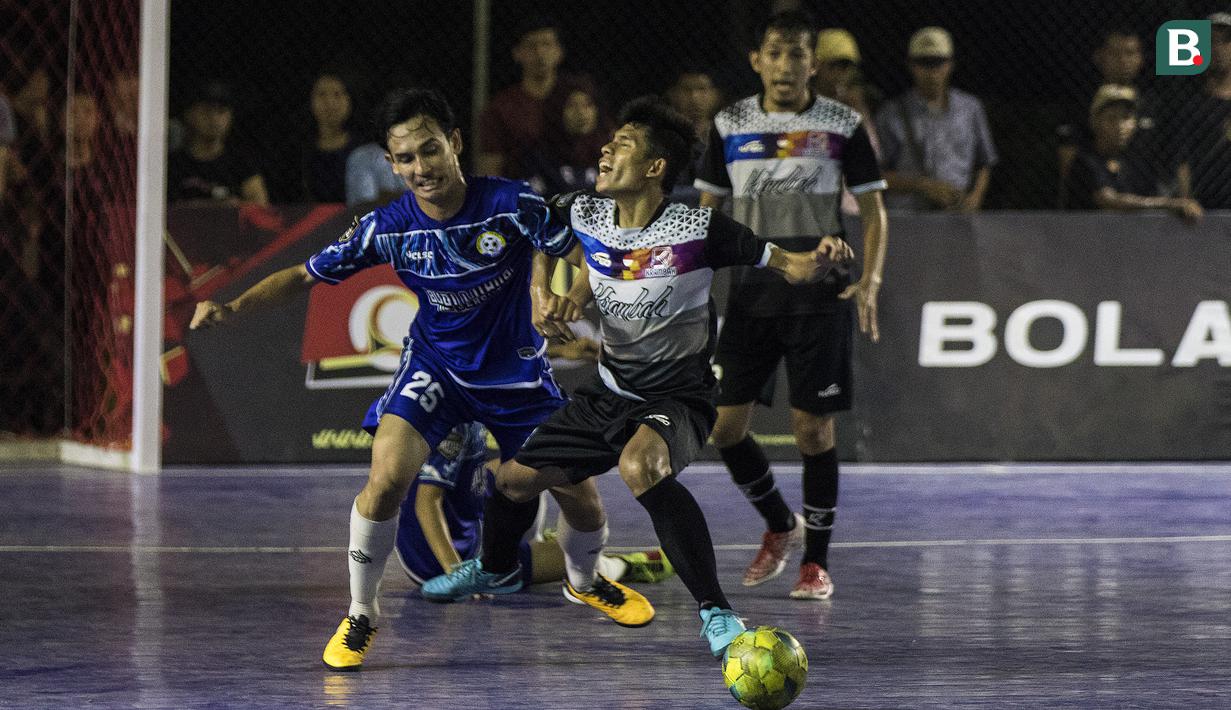 Pemain Al-Falah berebut bola dengan pemain Kerambah FC pada laga Grand Final Futsal Battle di Mall Taman Anggrek, Jakarta, Minggu (14/10). Kerambah FC juara melalui adu penalti. (Bola.com/Vitalis Yogi Trisna)