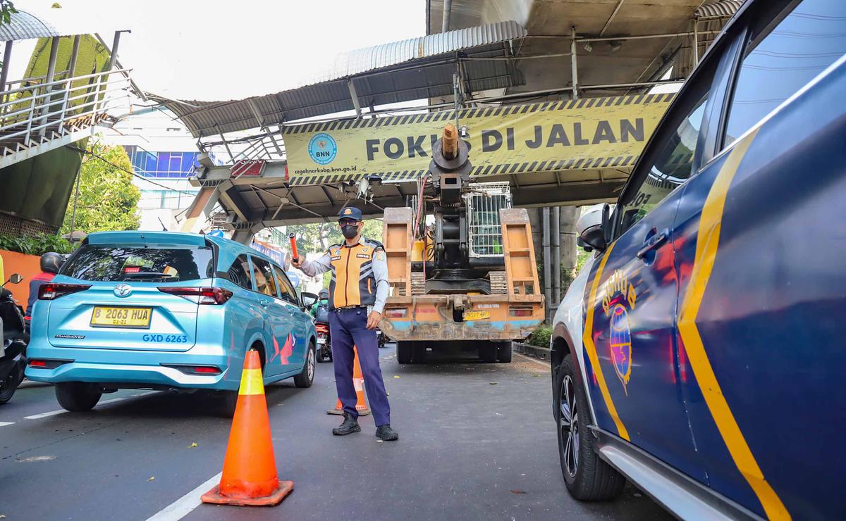 JPO Kapten Tendean Rusak Parah Akibat Truk Pengangkut Crane