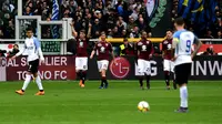Penggawa Torino Adem Ljajic (dua dari kiri) merayakan gol ke gawang Inter Milan pada laga Serie A di Stadio Olimpico, Minggu (8/4/2018). (AFP/Miguel Medina)