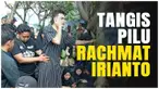 Gelandang Persib Bandung, Rachmat Irianto tak lagi kuasa menahan tangisnya. Tepat di depan pusara sang ayahanda, Bejo Sugiantoro, dia menumpahkan air matanya.