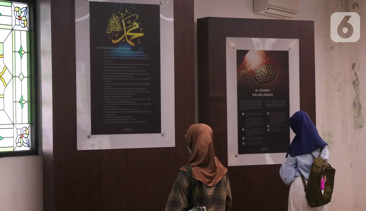 <p>Pengunjung melihat sejumlah informasi tentang dunia Islam yang ada di galeri Islam masjid Al-Azhom, Tangerang, Banten, Jumat (22/4/2022). Banyak warga mengisi waktu senggang mengunjungi galeri tersebut untuk memperkaya wawasan tentang sejarah Islam saat Ramadhan. (Liputan6.com/Angga Yuniar)</p>