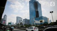 Kebakaran melanda gedung K-Link, di Jalan Gatot Subroto, Jakarta Selatan, Sabtu (15/7/2023). (Liputan6.com/Faizal Fanani)