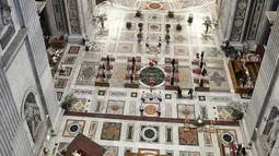 Suasana Misa Minggu Palma di St. Peter's Basilica, Vatikan, Minggu (5/4/2020). Saat tak ada pandemi virus corona COVID-19 seperti sekarang, Vatikan menjadi tujuan umat Katolik seluruh dunia yang ingin merasakan perayaan Paskah di pusat agamanya. (Handout/VATICAN MEDIA/AFP)