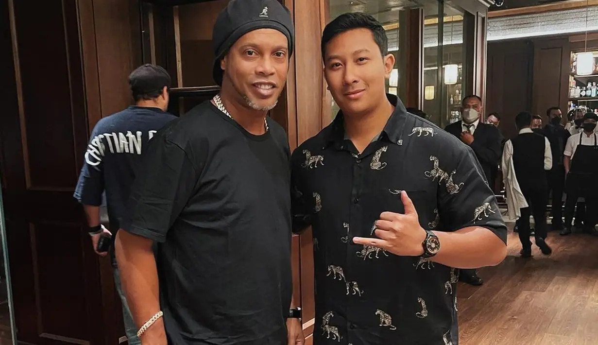 Beranjak dewasa, Darma Mangkuluhur makin tampan dan jadi idola kaum hawa. Bahkan cucu Soeharto dan Ibu Tien ini sudah gandeng kekasih bernama Patricia Schuldtz seorang DJ cantik. Akan segera menjadi bagian dari keluarga cendana, diketahui Darma dan Patricia sudah jalin hubungan sejak 2019 karena sudah unggah foto kebersamaan di Instagram di tahun tersebut. (Liputan6.com/IG/@darmamh)