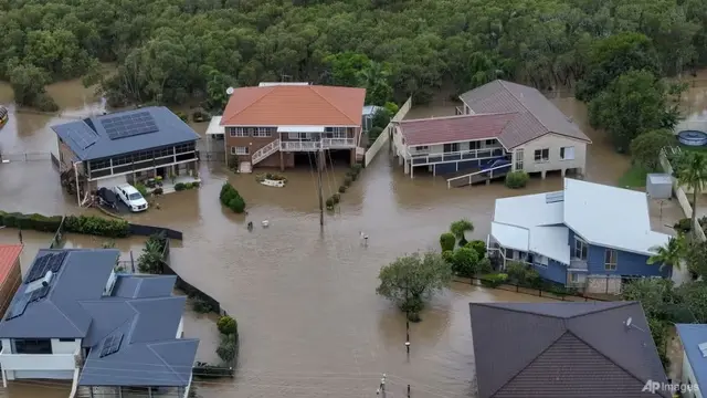 Banjir melanda rumah-rumah di Port Macquarie, sebelah utara Sydney, Australia, pada tanggal 22 Mei 2025. (AAP via AP)