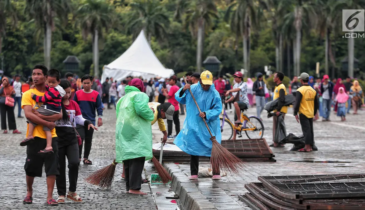Truk penyapu jalan membersihkan sisa sampah usai perayaan Tahun Baru 2019 di Monas, Jakarta, Selasa (1/1). Pengelola Monas mencatat ada sekitar 36.200 orang yang hadir saat perayaan Tahun Baru 2019. (Liputan6.com/Faizal Fanani)