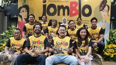 Hanung Bramantyo bersama pemain dan kru film Jomblo Coming Very Soon, Jakarta, Kamis (16/3). Film Jomblo yang sukses menembus daftar box office Indonesia pada 2006 silam digarap ulang oleh Hanung Bramantyo. (Liputan6.com/Herman Zakharia)