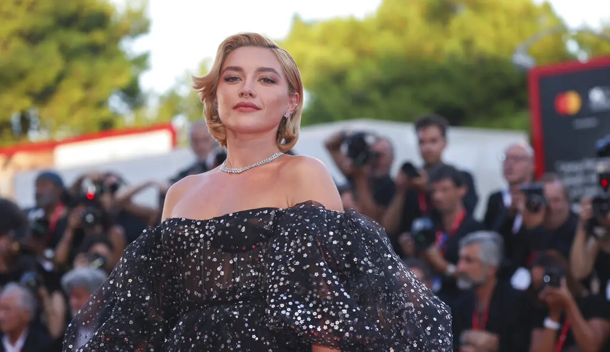 Florence Pugh dalam premier Don't Worry Darling di Festival Film Venesia 2022. (Foto: Vianney Le Caer/Invision/AP)