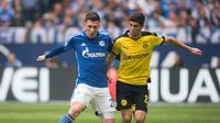 Gelandang Borussia Dortmund, Christian Pulisic (kanan) berjibaku kontra pemain Schalke, Pierre Emile Hojbjerg, beberapa waktu lalu. Pulisic mendapat panggilan membela timnas AS pada ajang Copa Amerika Centenario.  (EPA/Bernd Thissen)
