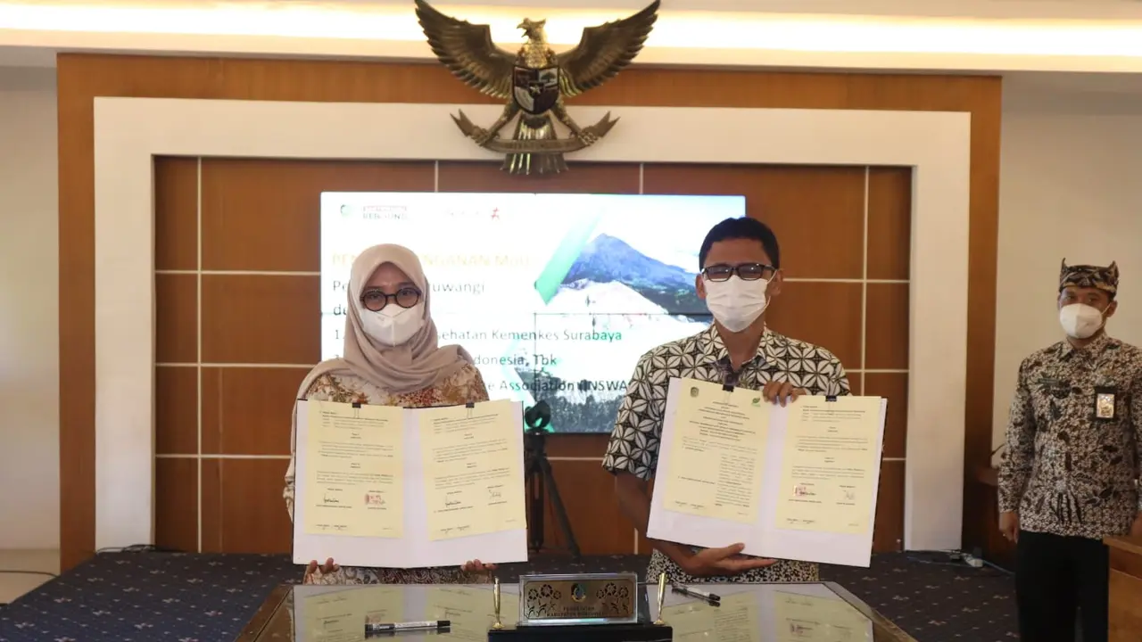 Bupati Banyuwangi Ipuk Fiestiandani (Kanan)  bersama Sekjen InSWA, M.S Oktamalandi (kiri) menandatanganio MoU pengelolaan sampah di Banyuwangi (Istimewa)
