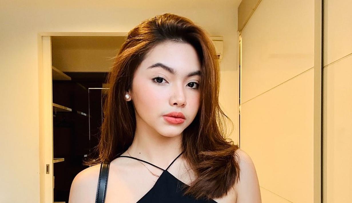 Artis muda pendatang baru, Angel Marianne sudah mengantongi 143 ribu pengikut. Artis yang baru saja rayakan ulang tahunnya yang ke-16 tahun ini sering unggah potret diri dan berbagai kegiatannya. Selain karena sederet sinetron yang sudah dibintanginya, Angel Marianne makin dikenal publik karena diketahui berpacaran dengan anak sulung Pasha Ungu. (Liputan6.com/IG/@angelmariaanne)