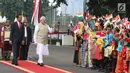 Perdana Menteri (PM) India, Narendra Modi didampingi Presiden Joko Widodo (Jokowi) menyapa murid Sekolah Dasar berpakaian adat Indonesia dalam upacara penyambutan di Istana Merdeka, Jakarta, Rabu (30/5). (Liputan6.com/Angga Yuniar)