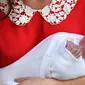 Pangeran William dan Kate Middleton memperlihatkan wajah bayi ketiga mereka ketika akan meninggalkan Rumah Sakit St Mary's di Paddington, London, Senin (23/4). Kate pulang ke Istana kurang dari 7 jam setelah proses lahiran. (John Stillwell/Pool via AP)