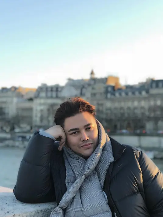 Dari sederet artis yang memberi ucapan, muncul Ayu Ting Ting yang cukup menarik perhatian publik. Tak heran, pasalnya belakangan ini Ayu disebut dekat dengan Ivan, bahkan ada rencana segera dilamar sang desainer itu. (Instagram/ivan_gunawan)