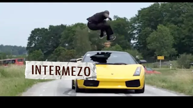 Aksi Pemuda Menantang Maut Melompati Supercar yang Melintas