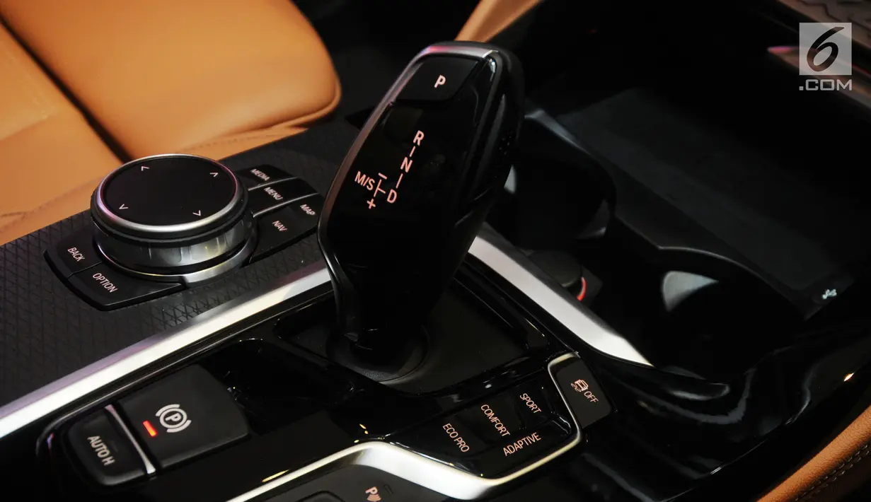 Sistem transmisi matik milik The All New BMW X4 seri terbaru saat peluncuran di Jakarta,  Kamis (7/2). All New BMW X4 dibandrol dengan harga RP Rp 1,459 miliar. (Merdeka.com/Dwi Narwoko)