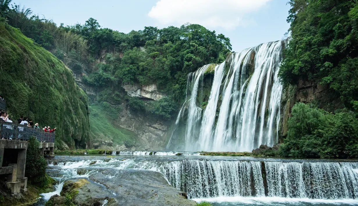 Para wisatawan mengunjungi lokasi wisata Air Terjun Huangguoshu di Anshun, Provinsi Guizhou, China barat daya, pada 16 Mei 2020. Air terjun Huangguoshu adalah salah satu air terjun terbesar yang ada di Negeri Tirai Bambu. (Xinhua/Tao Liang)