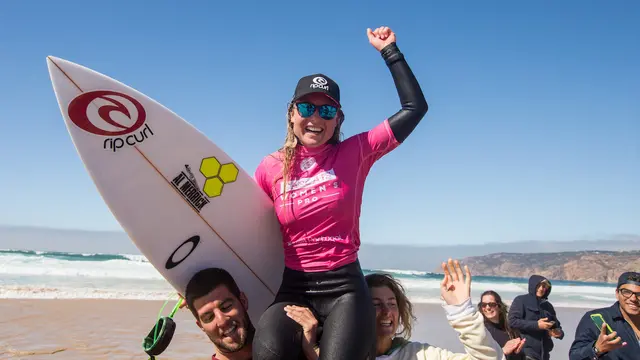 Surfer Nikki van Dijk