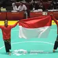 Pesilat Indonesia Hendy dan Yolla Primadona, usai menjuarai pencak silat nomor artistik ganda putra pada Asian Games di TMII, Jakarta, Senin (27/8/2018). Hendy dan Yolla mendapat mendali emas dengan nilai 580. (Merdeka.com/Arie Basuki)