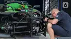 Salah satu kru melakukan pemeliharaan mobil balap listrik Formula E Gen3 Evo usai Free Practice 1 jelang ajang Formula E World Championship seri ke-12 musim 2024-2025 di pit lane Jakarta International E-Prix Circuit (JIEC) di Ancol, Jakarta, Jumat (20/6/2025). (Liputan6.com/Herman Zakharia)
