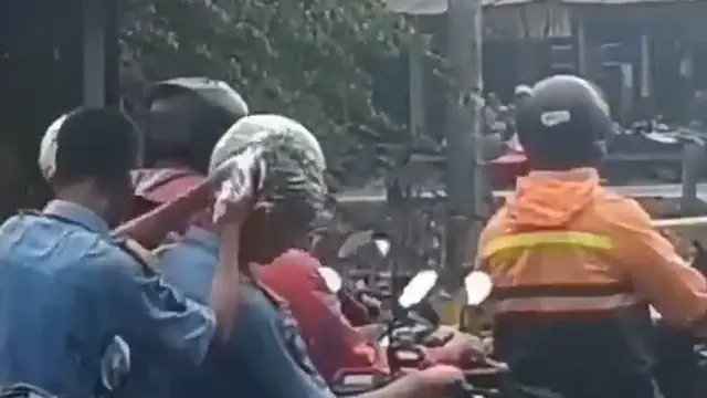 pelajar keramas di motor (foto: Twitter/@AboutTNG)