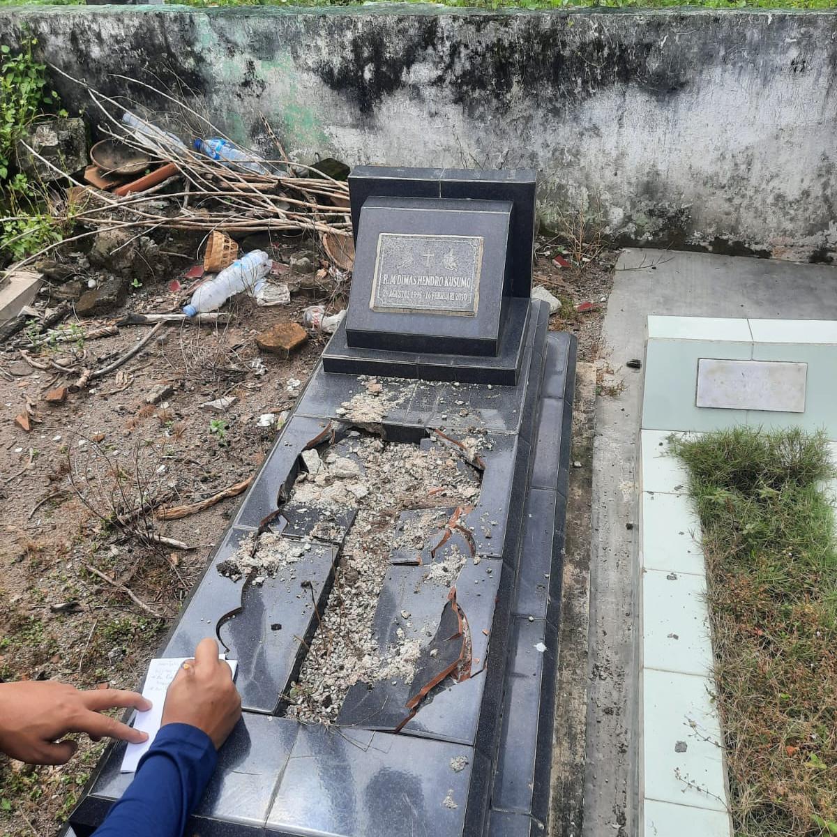 Nisan salib di TPU Ngentak, Banguntapan, Kabupaten Bantul dirusak orang tak dikenal