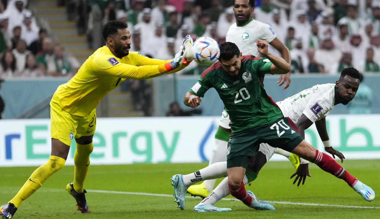 <p>Penjaga gawang timnas&nbsp;Arab Saudi, Mohammed Al-Owais&nbsp;(kiri) berusaha menghalau bola dari sundulan pemain&nbsp;Mexico, Henry Martin&nbsp;dalam pertandingan grup C Piala Dunia 2022 yang berlangsung di Lusail Stadium, Qatar, Kamis (1//12/2022). (AP Photo/Manu Fernandez)</p>