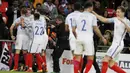 Para pemain Inggris, merayakan gol yang dicetak oleh Harry Kane ke gawang Slovenia pada laga Kualifikasi Piala Dunia 2018 di Stadion Wembley, Kamis (5/10/2017). Inggris menang 1-0 atas Slovenia. (AP/Kirsty Wigglesworth)