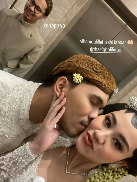<p>Tak mau ketinggalan, Aaliyah juga mengunggah foto saat sang suami mengecup pipinya. Jangan salfok pada orang ketiga di belakang mereka. (Foto: Instagram/ thariqhalilintar/ aaliyah.massaid)</p>