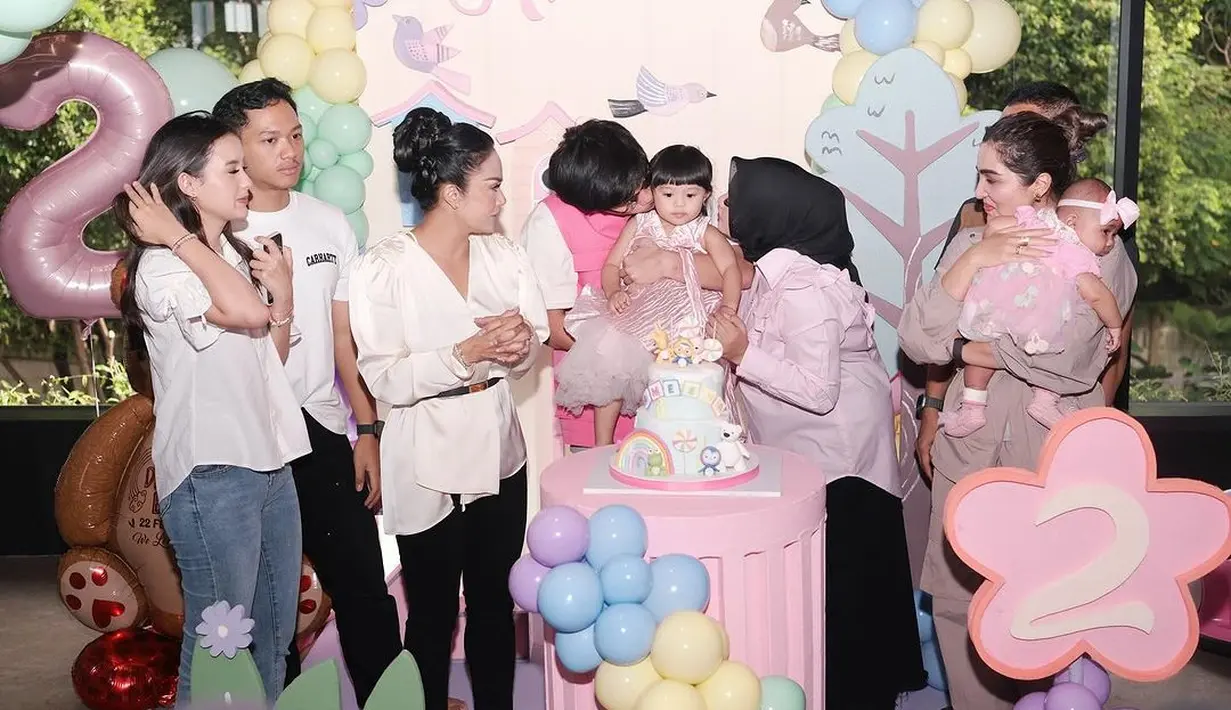 Atta Halilintar mengenakan kaus putih dan vest warna pink. Sedangkan Aurel Hermansyah tampil simple dengan kemeja panjang warna pink dan hijab warna hitam.