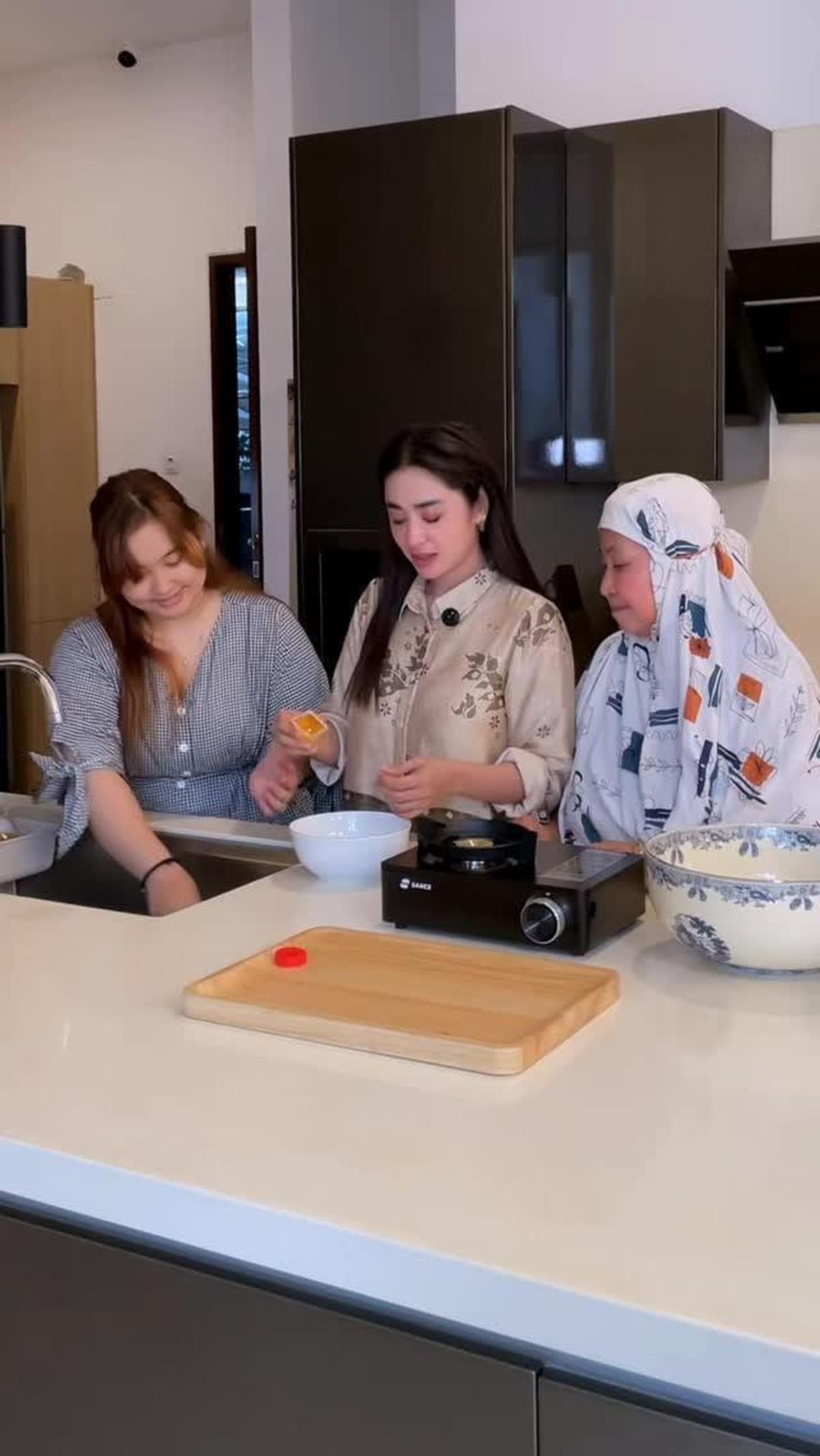 7 Potret Dapur dan Ruang Makan di Rumah Dewi Perssik saat Buka Bersama, Mewah dan Estetik Banget