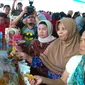 Walikota Tangerang Selatan Airin Rachmi Diany jualan minyak goreng di bazaar murah Lebaran. (Liputan6.com/Naomi Trisna)