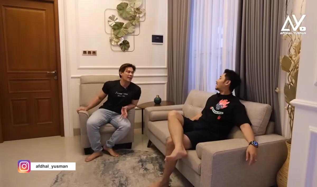 Afdhal Yusman kemudian diajak ke bagian dalam rumah Angga Wijaya. Angga Wijaya kemudian menunjukan bagian ruang tamu. Tampak ada sofa untuk tempat duduk tamu.