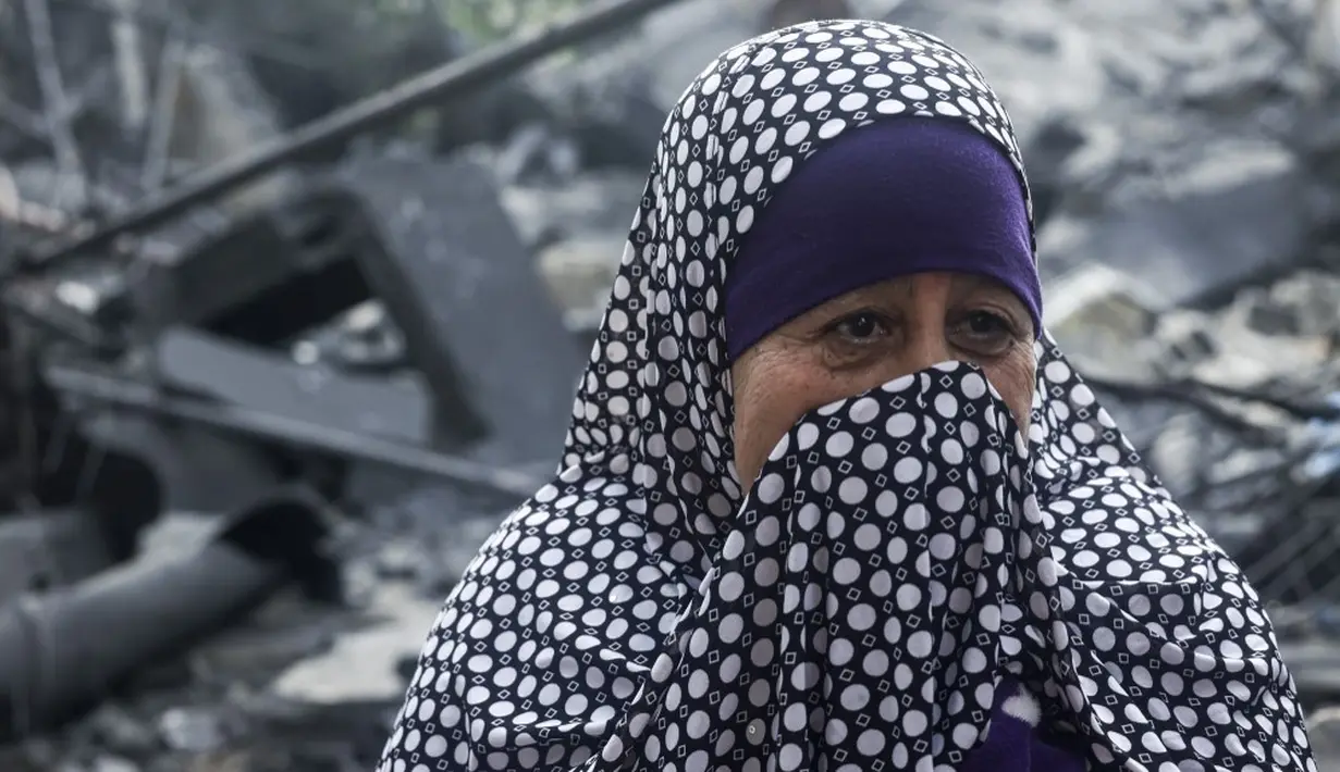 <p>Seorang warga Palestina bereaksi ketika dia melihat puing-puing sebuah bangunan menyusul serangan udara Israel di Beit Lahia, Jalur Gaza utara, Palestina, Kamis (11/5/2023). Tentara Israel dan militan Gaza saling baku tembak lintas perbatasan dalam semalam, dengan setidaknya 22 orang warga Palestina tewas selama dua hari dalam eskalasi kekerasan terburuk yang melanda wilayah pesisir dalam beberapa bulan. (MOHAMMED ABED/AFP)</p>