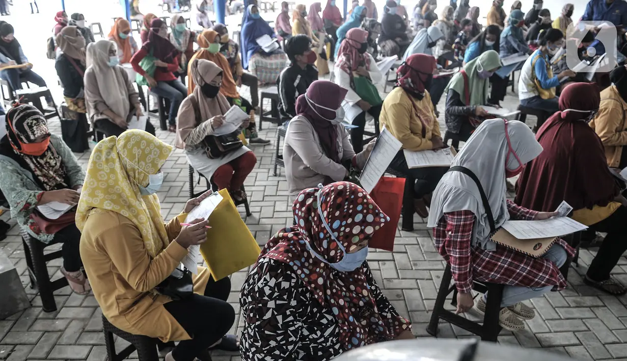 Para orangtua dari anak penerima Kartu Jakarta Pintar (KJP) mengisi berkas untuk mengurus pengambilan buku rekening dan kartu ATM Bank DKI saat penyaluran KJP Plus tahap dua di kawasan Matraman, Jakarta, Selasa (24/11/2020). (merdeka.com/Iqbal S. Nugroho)