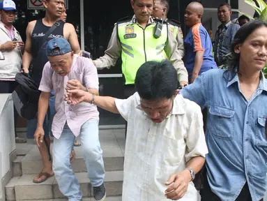 Dua orang pencopet dibawa oleh petugas kepolisian menuju Polsek Menteng dari Pospol Bundaran HI, Jakarta, Rabu (3/5). Aksi mereka digagalkan seorang perempuan yang merupakan korbannya di Kopaja P19. (Liputan6.com/Angga Yuniar)