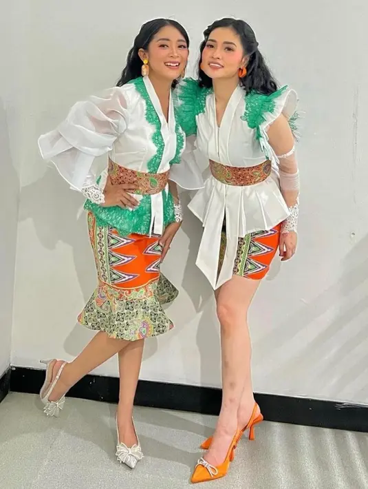 Duo Anggrek sendiri terbentuk pada tahun 2012, dengan anggota yang sempat berganti. Kini dengan Devay dan Putri sebagai personelnya, keduanya selalu tampil kompak, seperti memakai baju yang senada di setiap aksi panggungnya. (Liputan6.com/IG/@duoanggrekofficial)