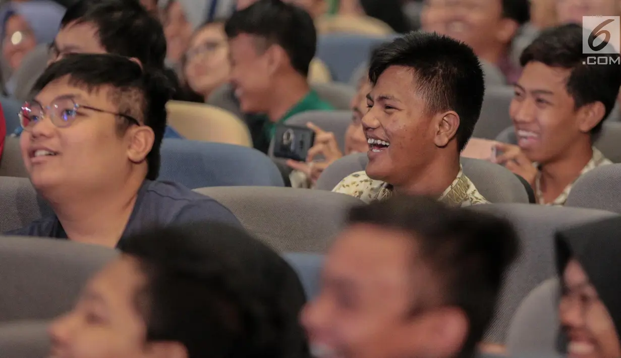 Peserta tertawa saat Cak Blangkon tampil dalam Emtek Goes to Campus (EGTC) 2018 di Universitas Kristen Petra Surabaya, Jawa Timur, Kamis (15/11). EGTC Surabaya berlangsung pada 13-15 November 2018. (Liputan6.com/Faizal Fanani)