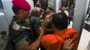 Tersangka kasus dugaan tindak pidana pencucian uang PT Asabri-Krakatau Steel, Don Ritto, tiba di Gedung Bundar Jampidsus, Kejaksaan Agung, Jakarta, Jumat (17/7/2026). (KLY/Arie Basuki)