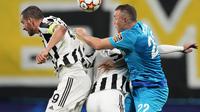 Bek Juventus, Leonardo Bonucci berebut bola udara dengan pemain Zenit St. Petersburg, Artem Dzyuba pada pertandingan Grup H Liga Champions di Gazprom Arena di St.Petersburg, Rusia, Kamis (21/10/2021). Juventus menang atas Zenit St. Petersburg 1-0. (AP Photo/Dmitry Lovetsky)