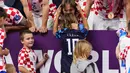 Gelandang Kroasia, Luka Modric mencium putranya Ivano setelah kemenangan melawan Maroko pada pertandingan playoff perebutan peringkat ketiga Piala Dunia 2022 di Khalifa International Stadium di Doha, Qatar, Sabtu (17/12/2022). Prestasi terbaiknya ialah mengantar Kroasia menjadi runner up Piala Dunia 2018 dan tahun ini. (AP Photo/Hassan Ammar)