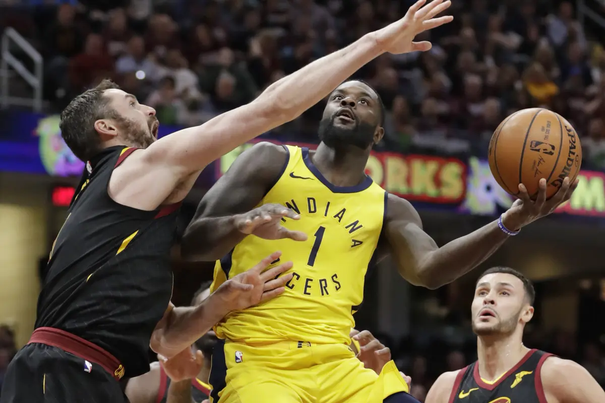 Kevin Love (kiri) mencoba memblok tembakan Lance Stephenson
