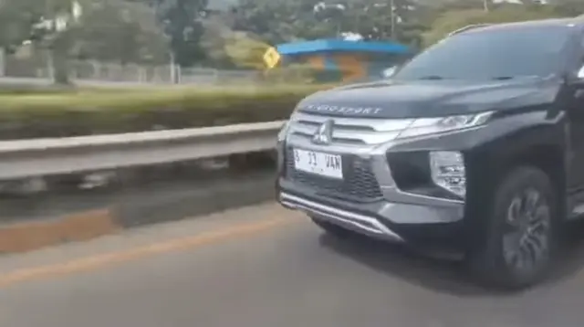 Sebuah video viral memperlihatkan aksi kejar-kejaran antara mobil Mitsubishi Pajero dengan mobil dinas polisi lalu lintas (Polantas) di ruas Tol Jatiasih, Bekasi. (Foto: Istimewa)