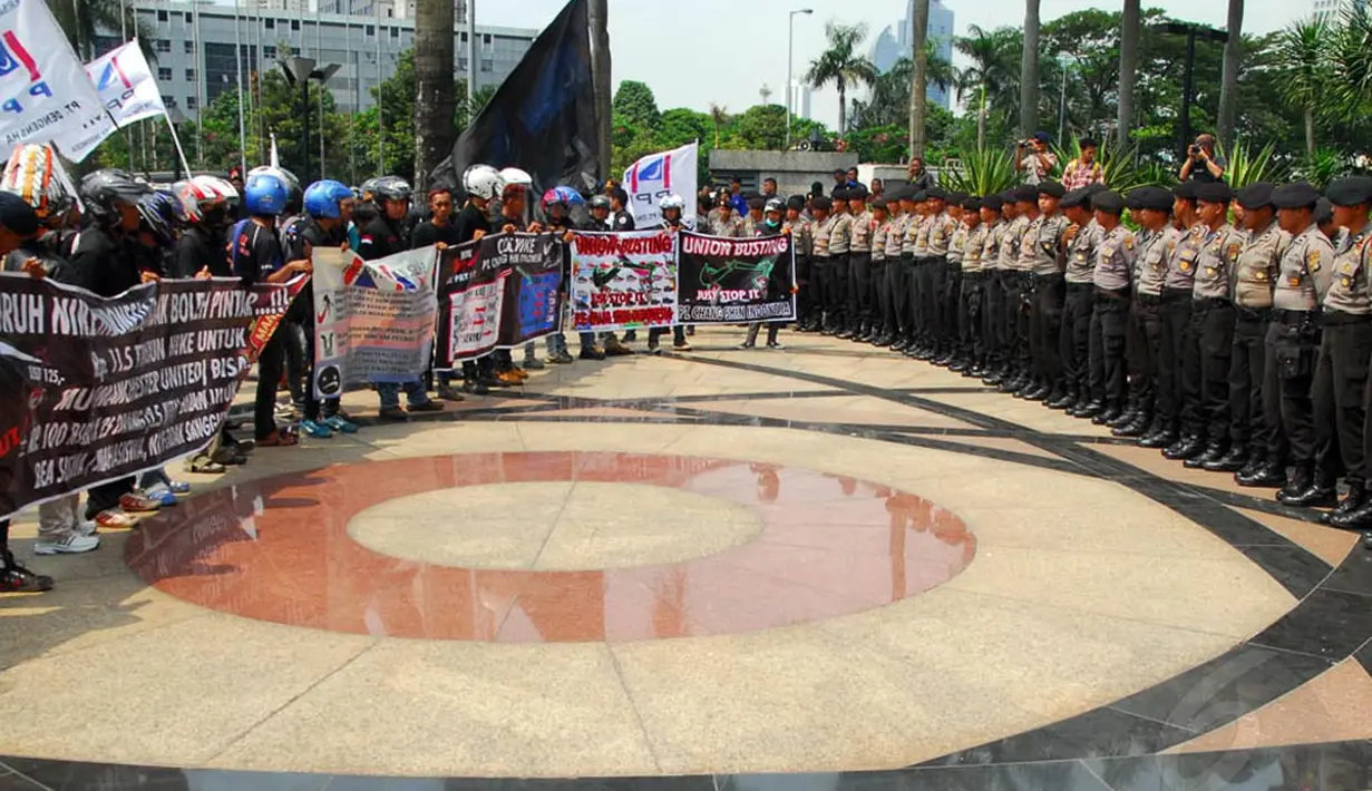 Puluhan anggota kepolisian melakukan penjagaan ketika massa berunjuk rasa di depan Gedung BEI, Jakarta, Rabu (30/4/14). (Liputan6.com/Miftahul Hayat)