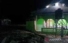 Penyintas Banjir Tapsel Gelar Shalat Tarawih Perdana di Masjid yang Terdampak Bencana