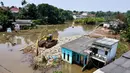 Air luapan Kali Pesanggrahan merendam pemukiman warga di Kampung Bulak, Cipayung, Jawa Barat. (BAY ISMOYO/AFP)