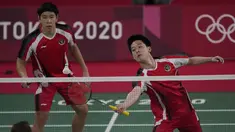 Ganda putra Indonesia Marcus Gideon (kiri) dan Kevin Sanjaya Sukamuljo bersaing dengan Ben Lane dan Sean Vendy dari Inggris pada pertandingan ganda putra Grup A Olimpiade Tokyo  2020 di Musashino Forest Sports Plaza, Sabtu (24/7/2021). Kevin / Marcus menang 21-15, 21-11 (AP Photo/Dita Alangkara)