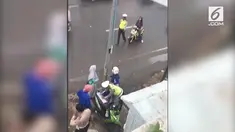 Seorang wanita kabur dari razia motor tanpa sepengetahuan polisi yang bertugas. Video ini menjadi ramai diperbincangkan warga.