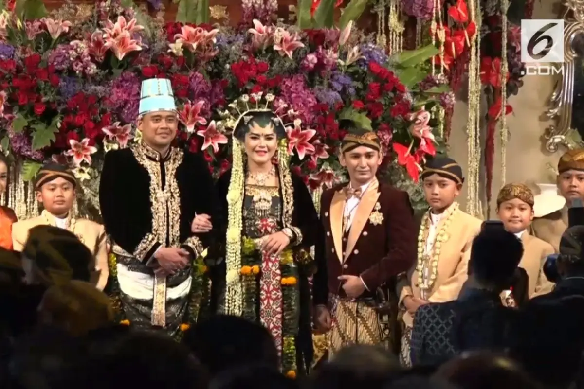 Tampil Beda, Intip Kahiyang Ayu Saat Resepsi Pernikahan